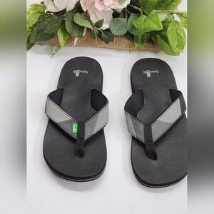 Sanuk Black and Gray Flip Flops